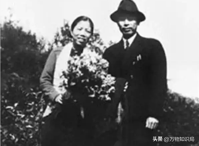 老照片：周总理当众跳起来，为邓大姐摘苹果，浪漫温馨少年气十足