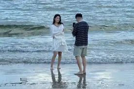 张馨予结婚六年首带女儿露面，何捷亲自教女儿游泳，强壮肌肉抢镜图片