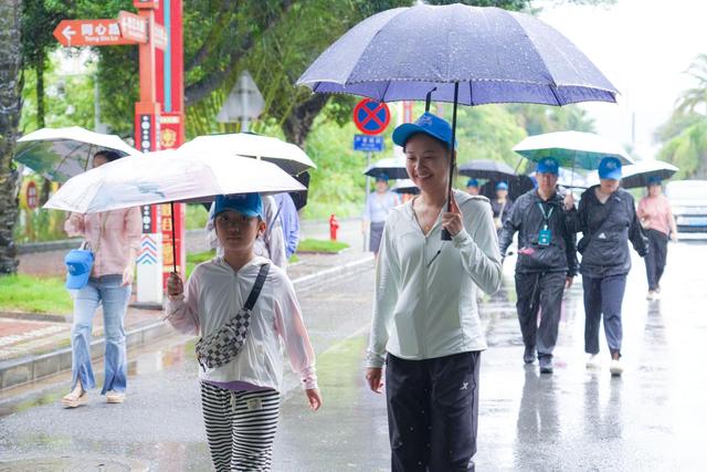 相约怒江·香誉世界 | 雨中健步庆华诞！“漫享泸水・全民健步走”活动举行