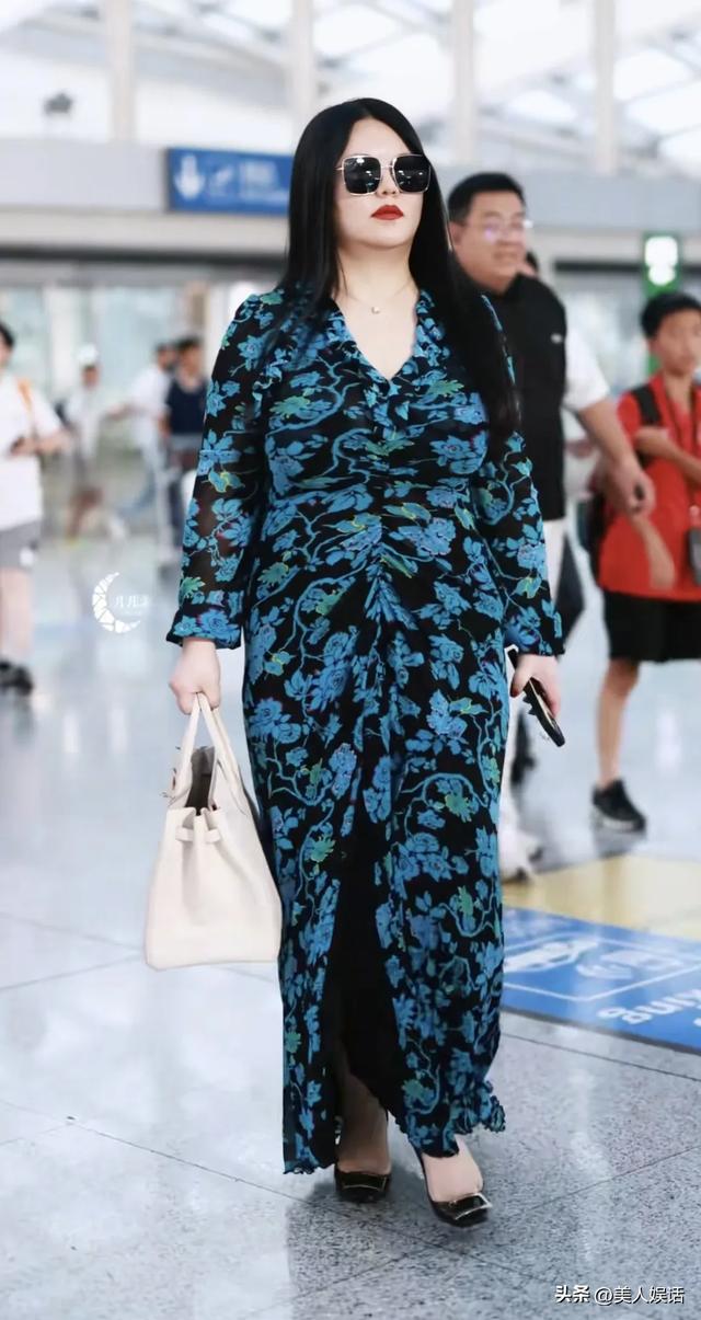 50岁李湘现身机场，200斤体重气场强大！走起路来肉都在颤抖