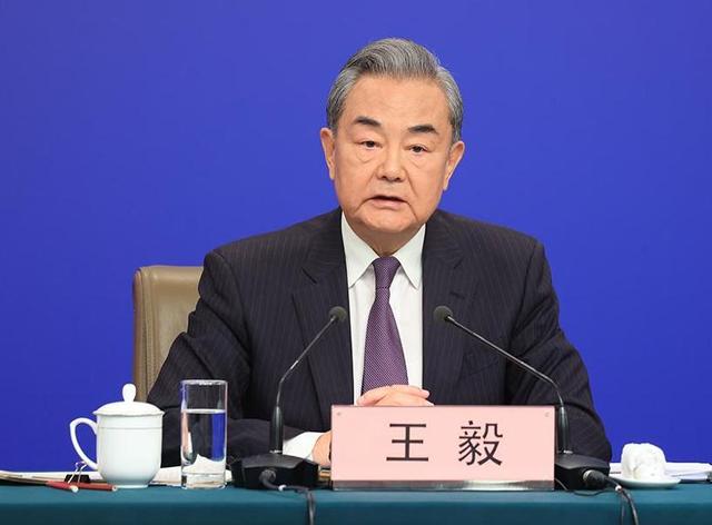 美航母舰队进战位，委电话打到北京，救不救马杜罗？王毅斩钉截铁