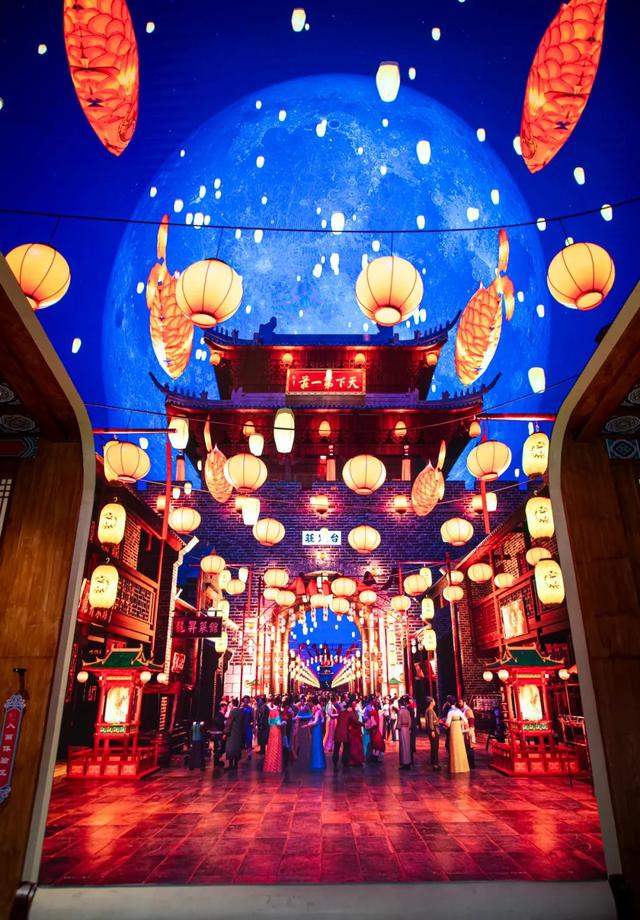 秋光正好，登高祈福正当时！台儿庄古城复兴楼“登高祈福”活动已开启，愿你拾级而上，步步皆好运！
