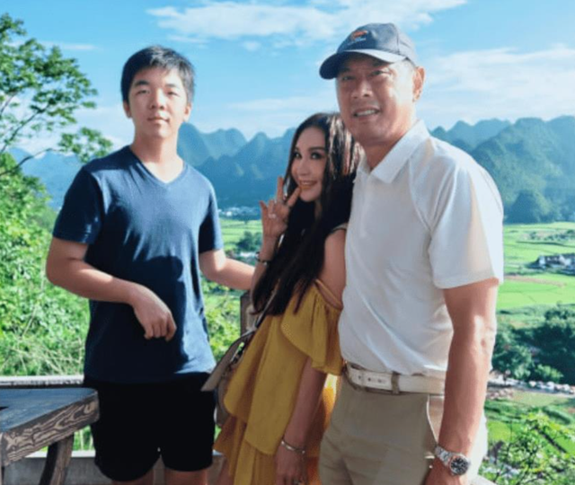温碧霞59岁生日宴露半胸，丈夫越看越像农民工，和养子越来越像