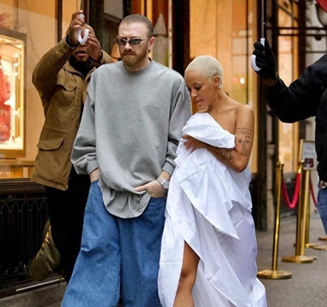 这是没衣服穿了？套个塑料袋就出门	，自己不尴尬，尴尬的就是别人