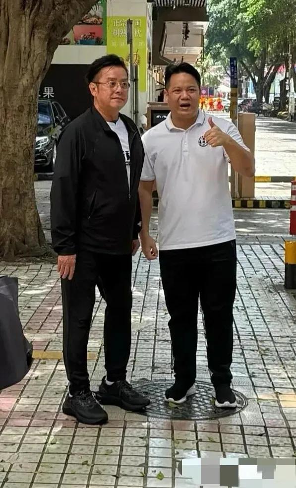 75岁谭咏麟深圳街头吃猪肚鸡，头发又多又黑，像年轻了30岁！