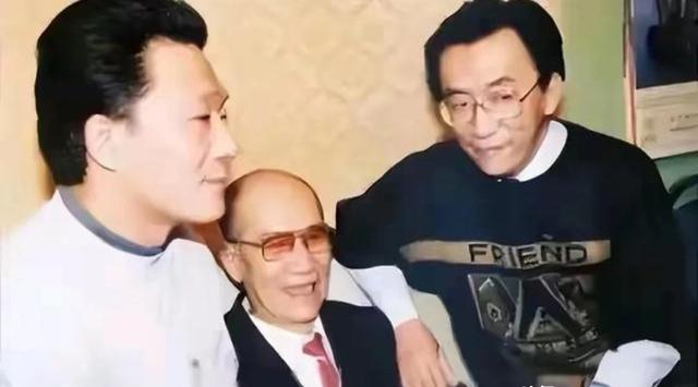 79岁侯耀华晚年凄凉！独居北京无保姆照料，家里脏乱差环境寒酸