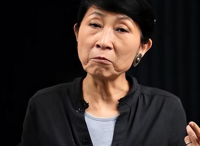 苍天饶过谁！拒唱国歌否认中国籍，俩儿子送美国的她，下场如何？