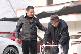 他带着父亲去学校？背后的故事让人...图片