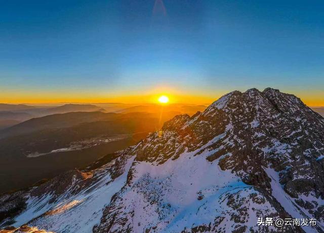 见者好运！玉龙雪山“日照金山”