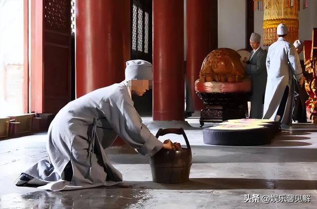 揭秘尼姑庵真相：表面佛门实则妓院，穿黑丝戴假发，香客人来人往