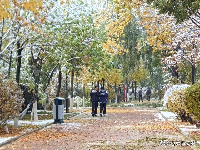 深秋定西，初雪悄然缀山河