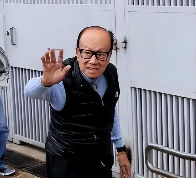 千亿身价有何用？97岁的李嘉诚无力回天，两个60岁儿子已成心病