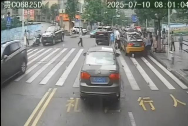 有预感？8岁女孩被撞身亡，前一日妈妈连发七个作品，很爱很爱她