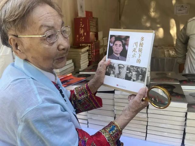 在地坛书市上，买书和买菜一样自然