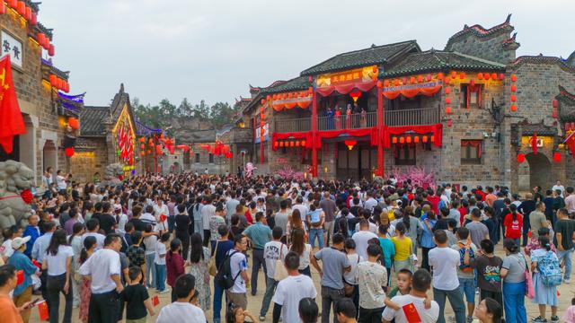 国庆“红装”迎客“大别山国潮文化旅游节”60余场表演嗨翻假期