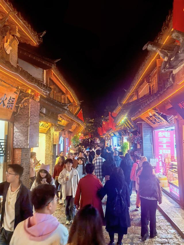 《七律·夜登丽江古城万古楼》