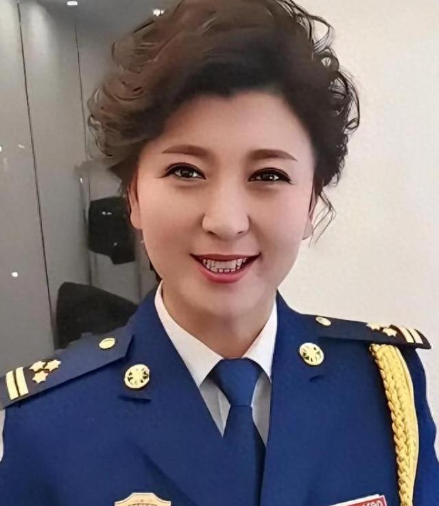 越扒越有，被人民网点名后	，闫学晶又被曝身份造假，成名史太精彩