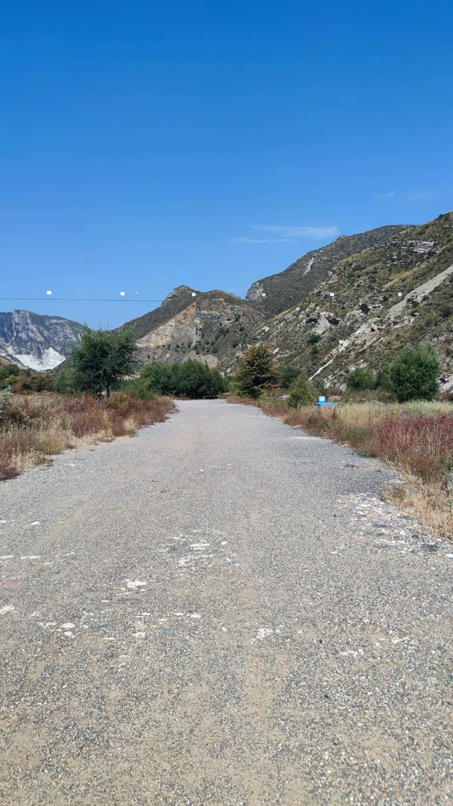 呼和浩特哈拉沁沟，一条小河从两山峡谷流出，步行只能走小路