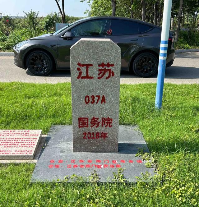 上海崇明岛北部还有一小块属于江苏,是永隆沙和兴隆沙,属于南通