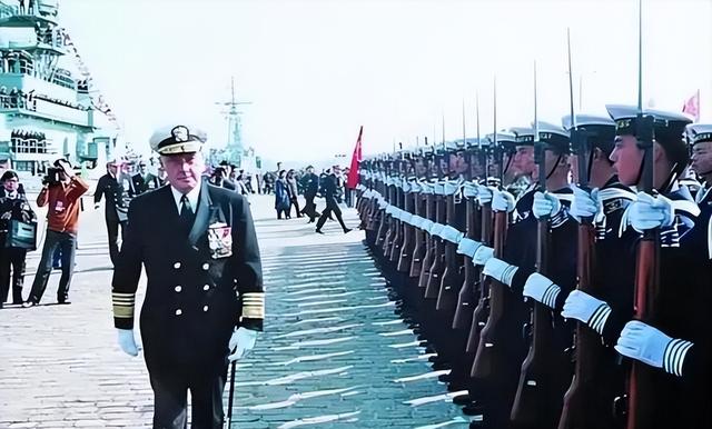 首次访华就不尊重我国？中国当场撤走仪仗队：摆正态度再来吧！