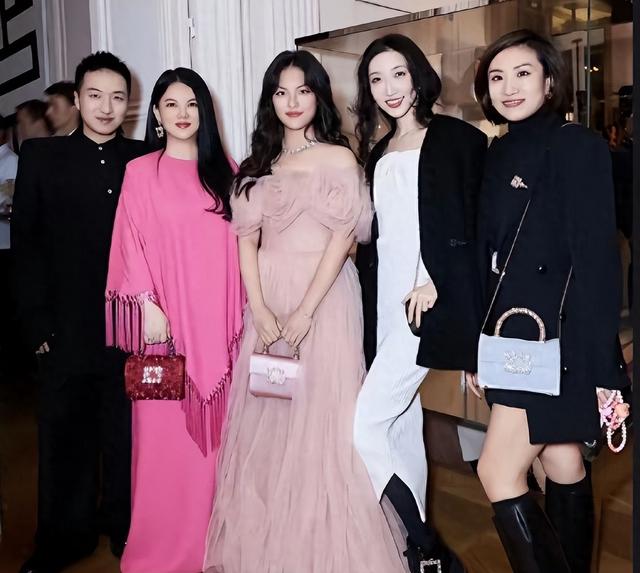 李湘女儿和梅婷女儿同框后，才发现，气质不是用钱就能砸出来的