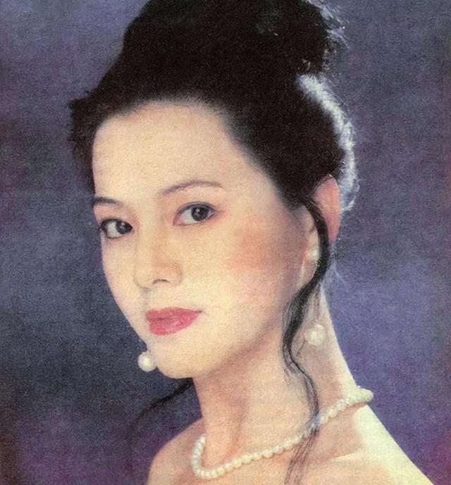 难怪王扶林导演非要把她“化丑”，当年的她漂亮到欧阳奋强不敢看
