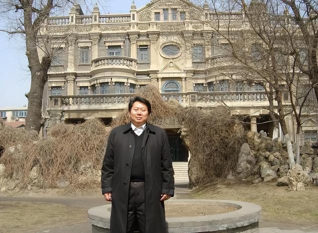 2007年，一台湾商人来到沈阳大帅府，对售票员说：我就不买票了吧