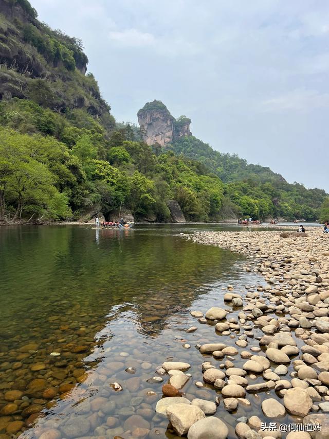 武夷山，其标志性的景点即玉女峰，也是福建省的地标