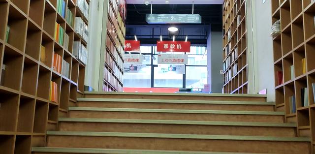 福州这家新华书店，位于名人街鳌峰坊，还是网红风格