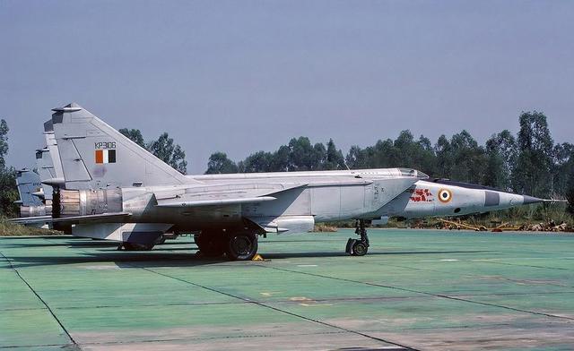 攻不了也守不住？中国空军在西藏上空，被印度空军足足欺负了40年