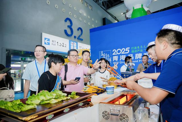 看机器人炫技、买名优产品、吃全国美食……第33届广州博览会开幕