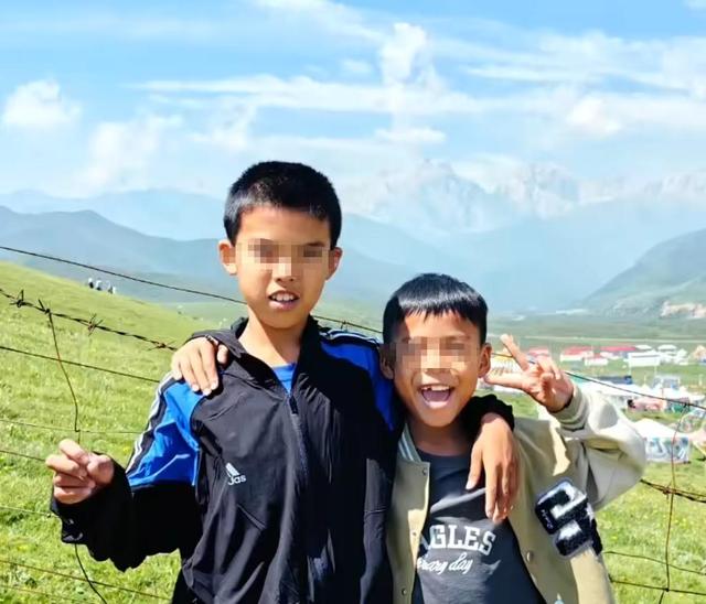 亲爹把儿子扔新疆国道上，妈妈烈日徒步1.5公里寻找，后续很寒心