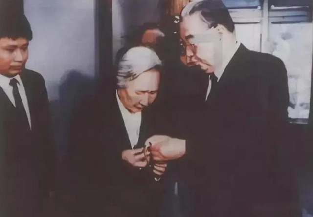95年朝鲜遇灾，重庆一老太捐赠100吨面粉，金正日：她是我胡妈妈