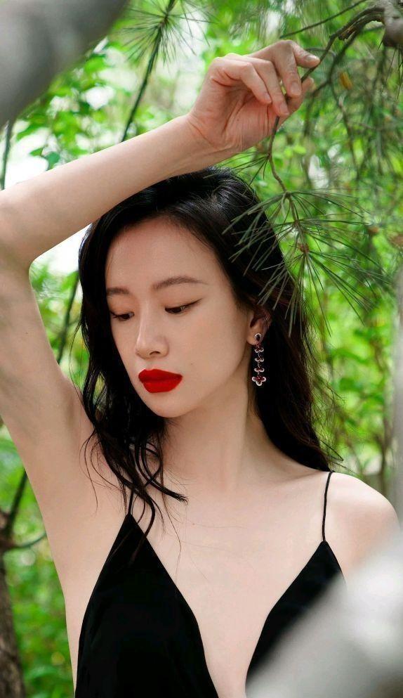 32岁李梦真空上阵，几乎透明，这跟不穿有啥区别？网友直呼太辣眼