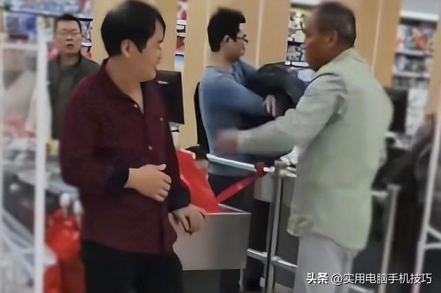 老人脱衣自证后续：超市被扒、道歉并赔偿！原因曝出，网友不买账