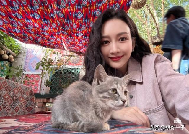 王鸥晒美照，坐实已嫁何九华！两手托着苹果，婚戒戴在中指超晃眼