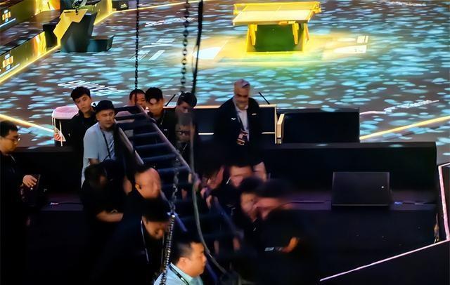 WTT捅娄子，国乒小将评张本智和被嫌情商低，郑钦文被夸理性退赛