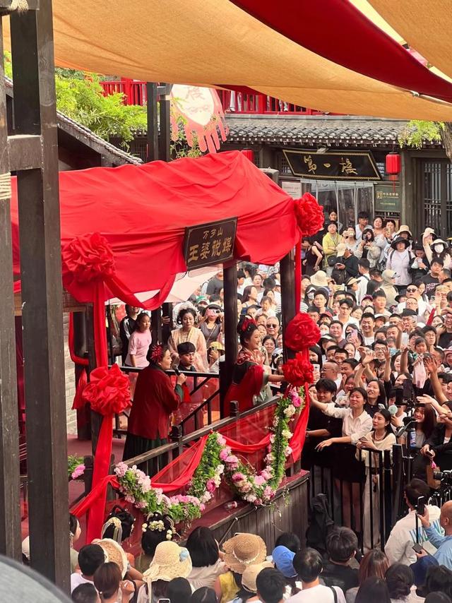 一年狂揽超12亿，三年暴涨15倍，河南出了个“中国迪士尼”