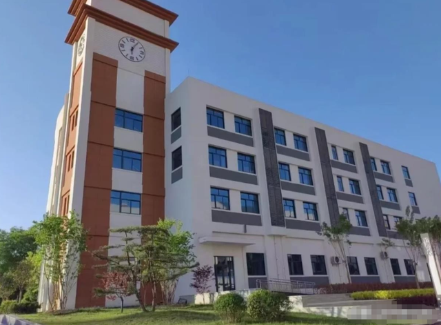 陕西女教师事件发酵不断，知情人爆料！疑有多位男友，抽烟穿吊带