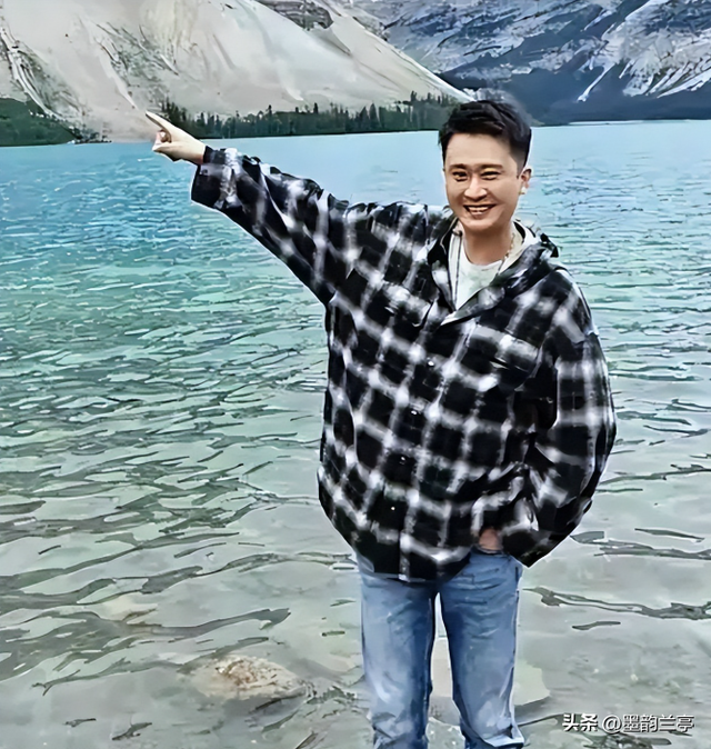 闯祸了！央视主持人出国旅游，携妻女高调炫海外生活，被网友骂惨