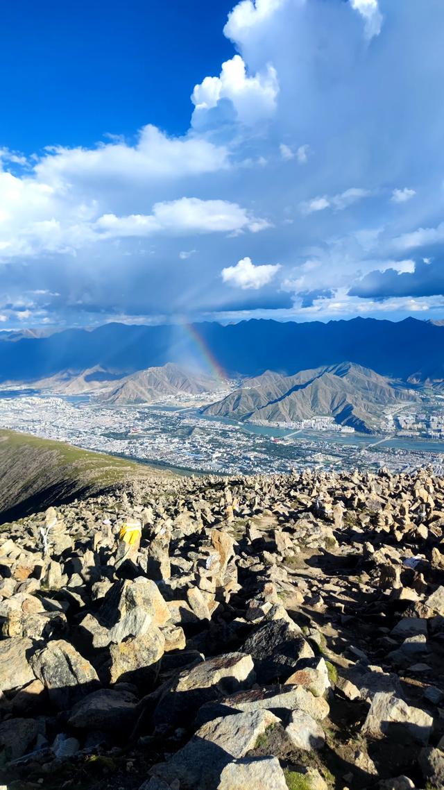 爬拉萨哲蚌寺后山，从海拔3600米到山顶5300米，上下20公里