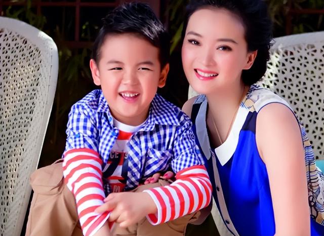 王艳晒19岁儿子近照，球球已经比妈妈高出半个头，长得像妈颜值高