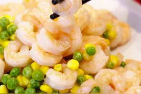 大虾不要只会白灼油焖,试试这个五彩虾仁的做法,好看好吃又营养图片