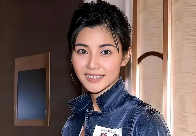 21岁拍三级，30岁被出轨，38岁嫁大佬，如今52岁没孩子也被宠成宝