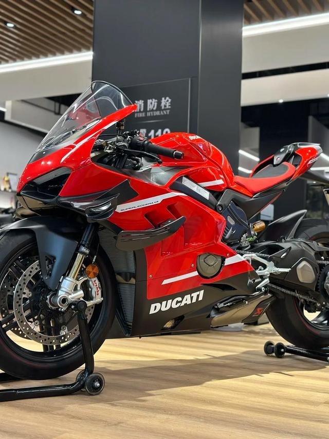 从加州海岸到纽约展馆，杜卡迪不只是摩托，是设计狠角色