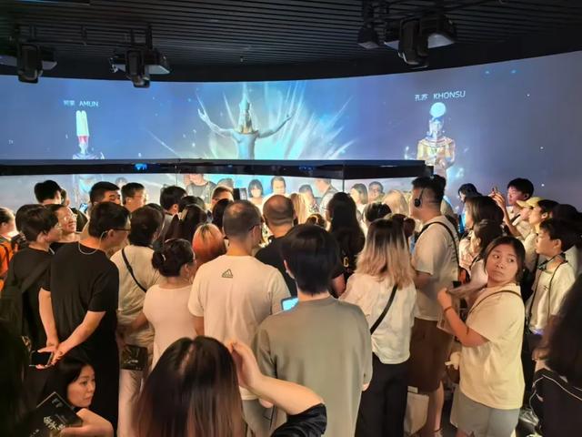 太火爆!上海市中心深夜突然排长队!3000个名额被秒杀,很多人通宵不睡!部分商品骨折价打5折