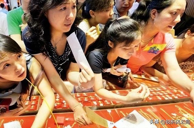 黄金一年暴涨近50%，全球央行疯狂囤抢，普通人咋跟风能稳赚不赔