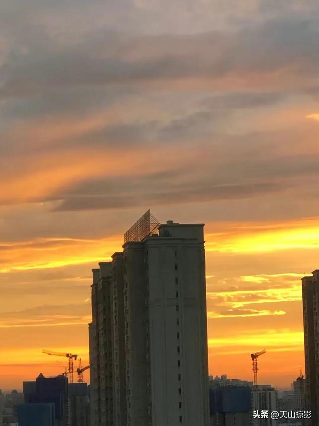 昨晚，乌鲁木齐晚霞满天