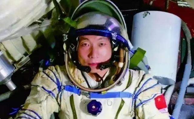 我国首位航天员杨利伟，被授予少将军衔，退休后能享受什么待遇？
