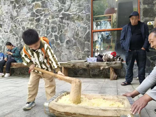 羌韵双场嗨翻天！羌人谷双节活动进行中，游客沉浸式体验古羌文化，剩下几天赶紧冲～